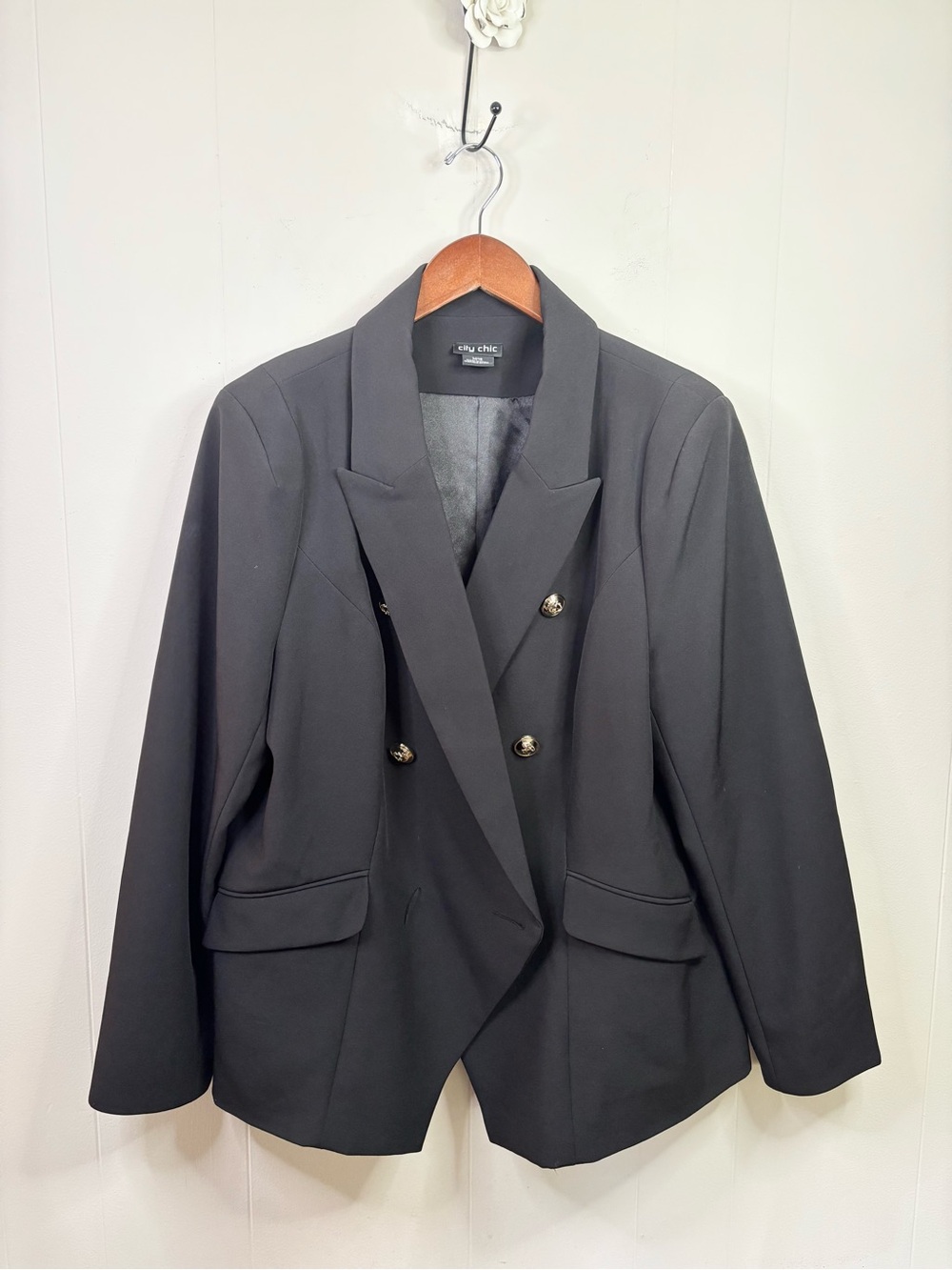 City Chic black double-breasted blazer featuring gold-toned buttons size 18 - Picture 2 of 7
